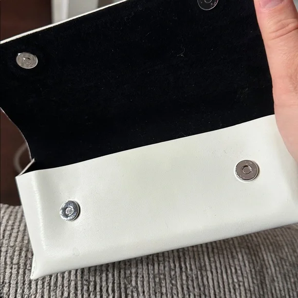 Burberry white glasses case black velvet interior - Picture 2 of 3